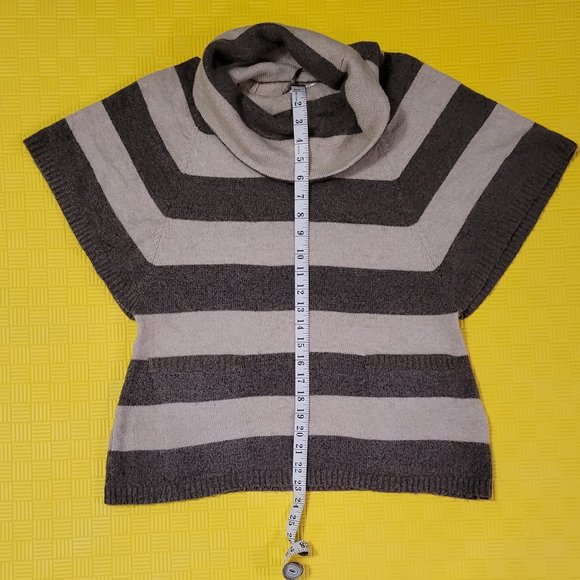 *HOST PICK* GOOD CONDITION sweater - Picture 3 of 4